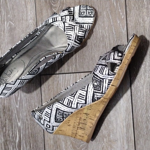 Life Stride black and white fabric open toe wedges. Size 7.5 - Picture 2 of 9